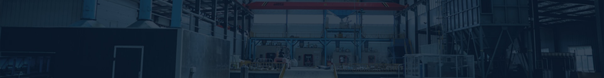 Osiem żeliwnych platform jest ładowanych na pojazd w celu wysyłki