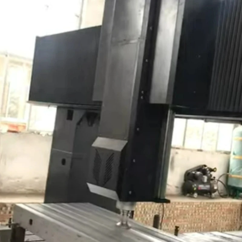 Platforma T -gniazda znajduje się pod komputerem CNC Numerical Control Control